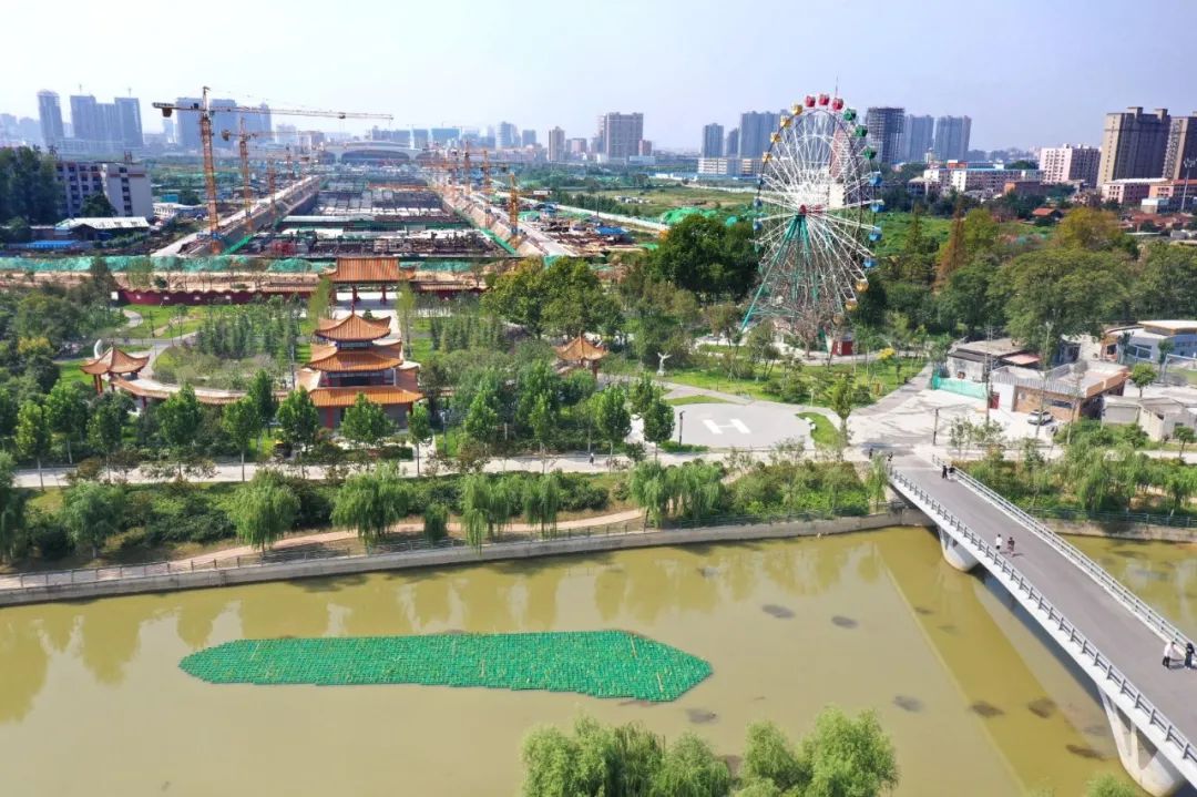 商丘高铁广场绿轴项目一角记者从人民公园向南航拍的