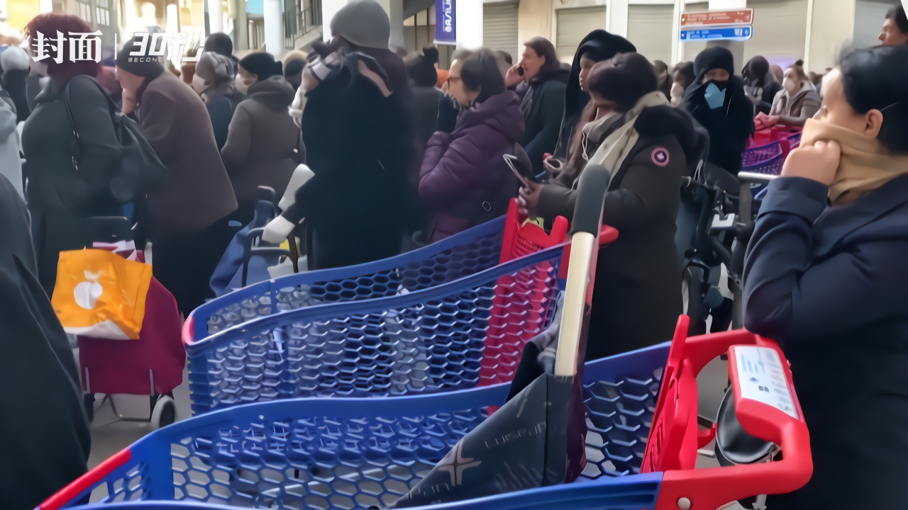 30秒|直击法国封城后第一天:巴黎一超市挤满抢购人群