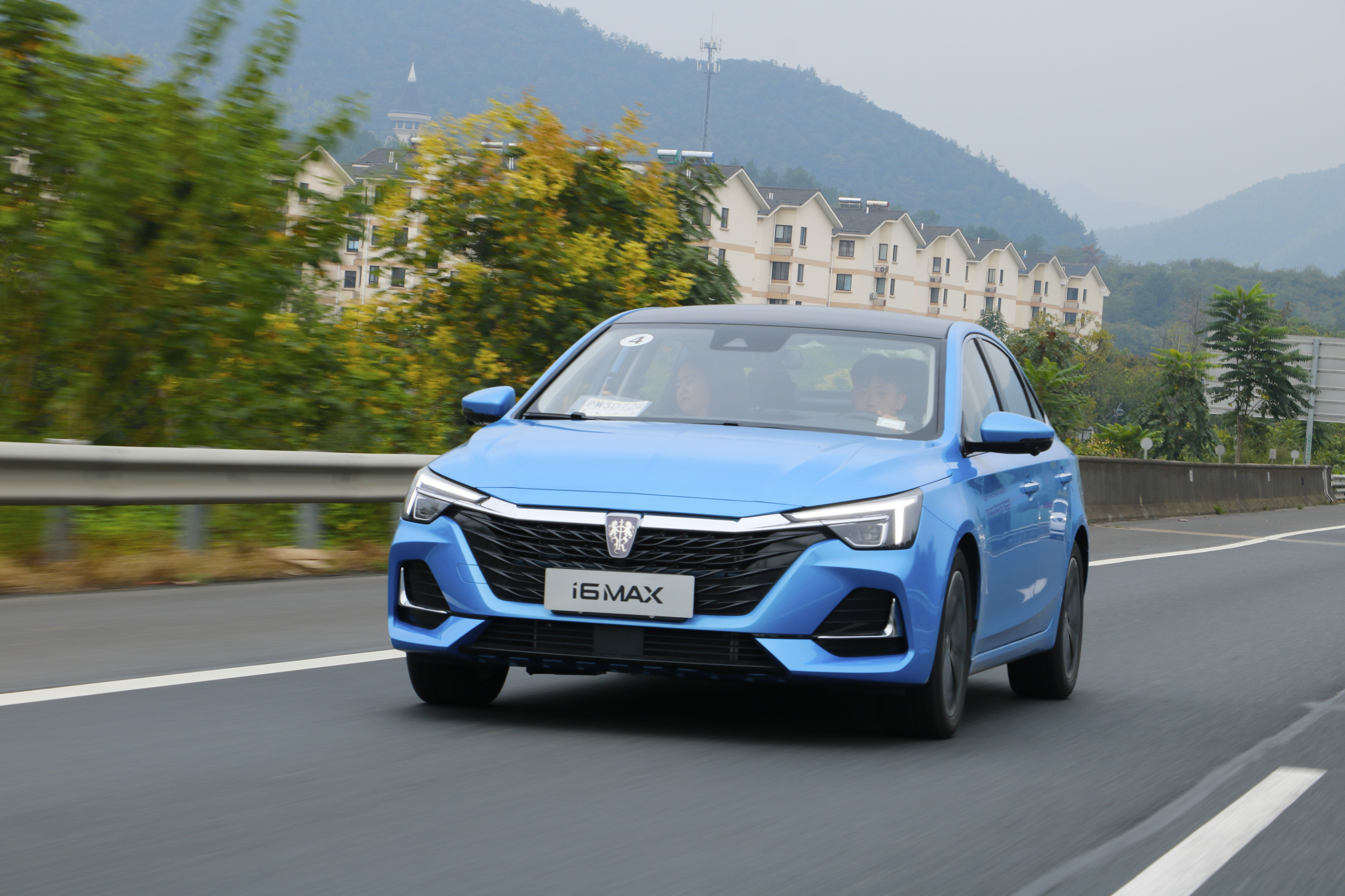 自主家轿新生代 试驾荣威i6 max