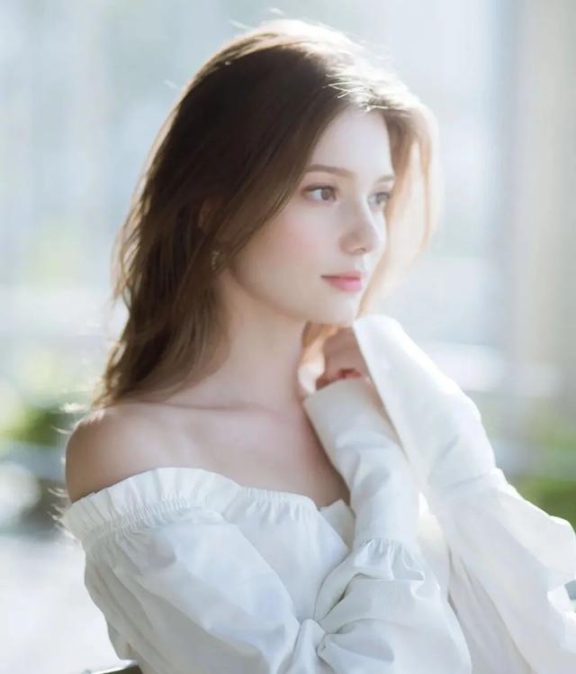 "俄罗斯赫本"ins颜值圈粉100w ,网友:思聪,放开那个女孩__凤凰网