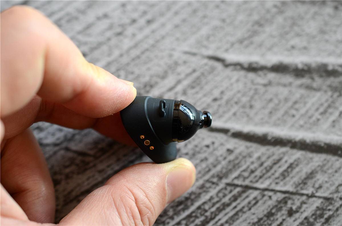 耳翼可以固定在耳机设计凸起部位,日常佩戴中,对于稳固性不用担心.