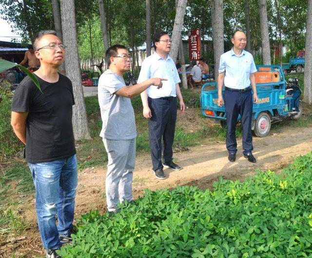 開封廣播電視臺黨委書記,臺長左起超帶隊到張市鎮尹莊村扶貧慰問