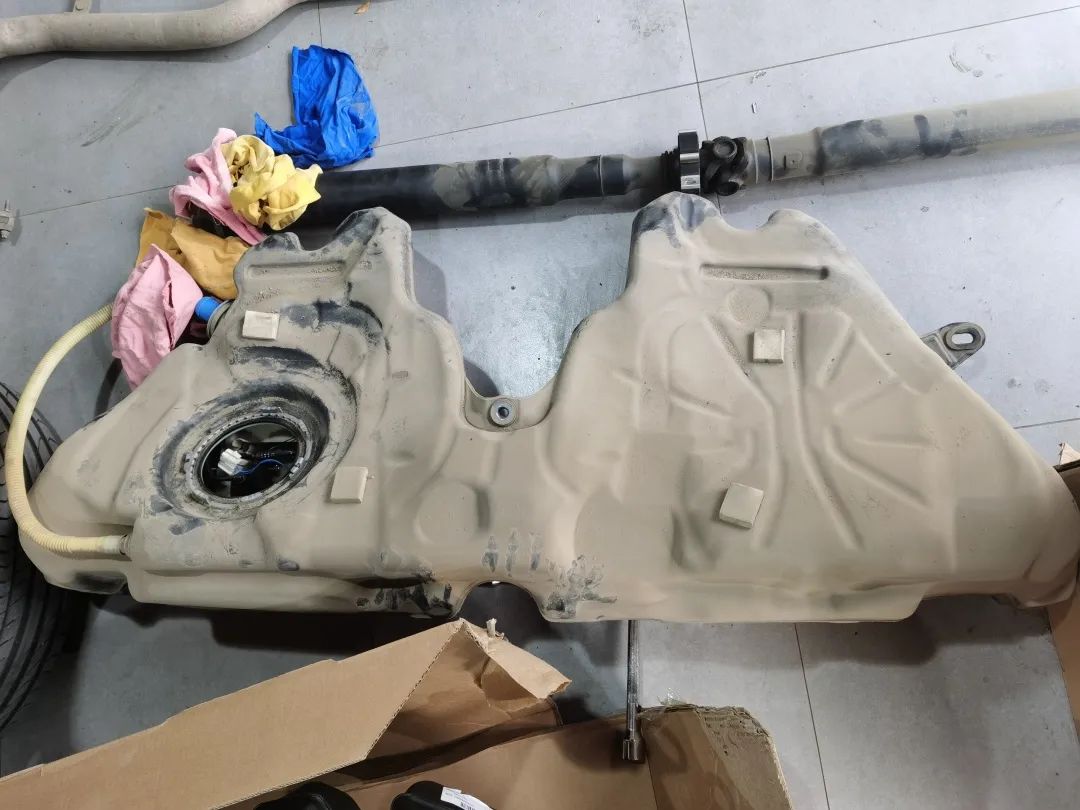 由于宝马的后驱结构,拆油箱必要拆掉传动轴
