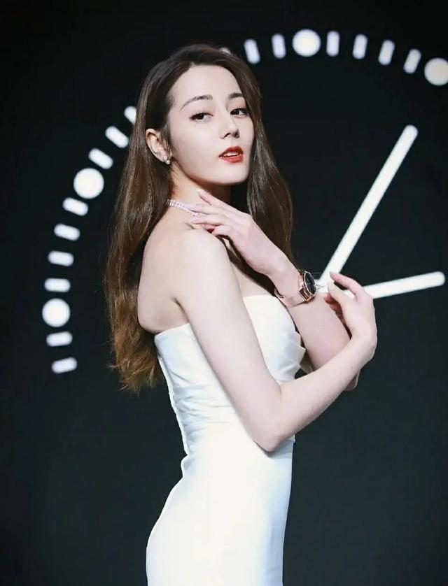 于是就有人搬出赵丽颖的照片来解释正常女明星的蝴蝶骨是啥样的