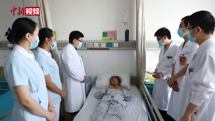 中国首例腹部无切口的全胃切除手术实施