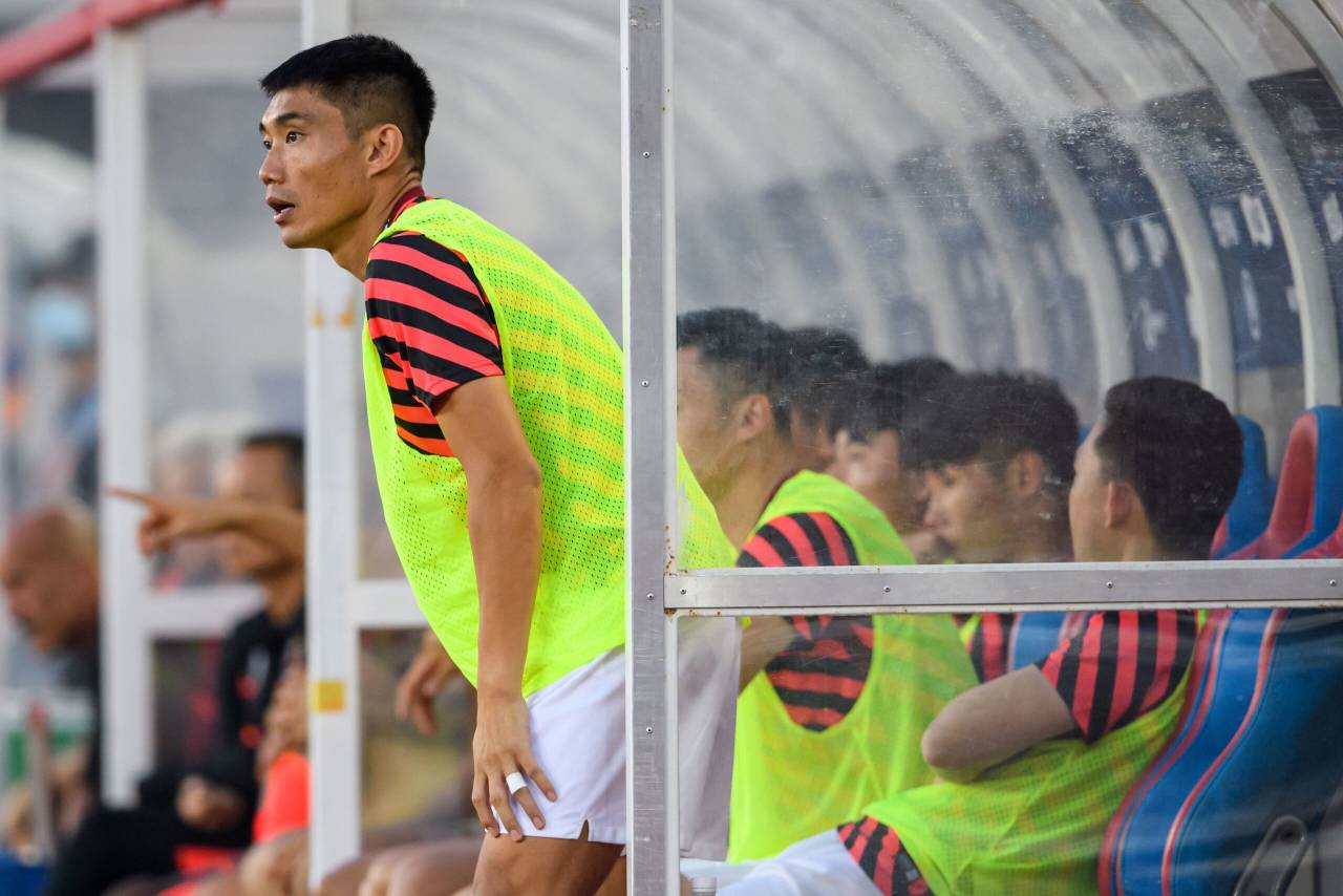 多图流:有助教范了吗?郑智替补席指挥队友