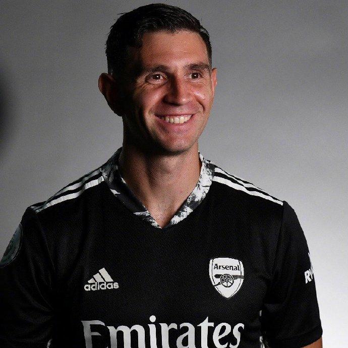 阿森纳官方门将马丁内斯转会加盟阿斯顿维拉