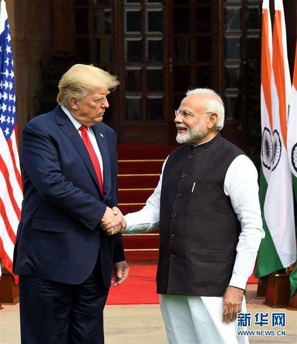 图片说明：2020年2月25日，在印度新德里，美国总统特朗普（左）与印度总理莫迪在举行会谈前握手。 美国总统特朗普于2月24日至25日对印度进行国事访问。 来源：（新华社发 帕塔·萨卡尔摄）