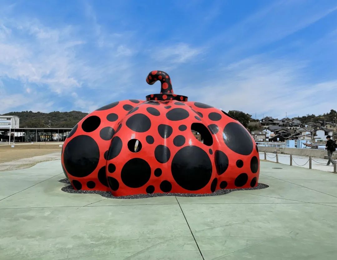 日本艺术家草间弥生创作的波点南瓜雕塑就在直岛,草间弥生著名的南瓜