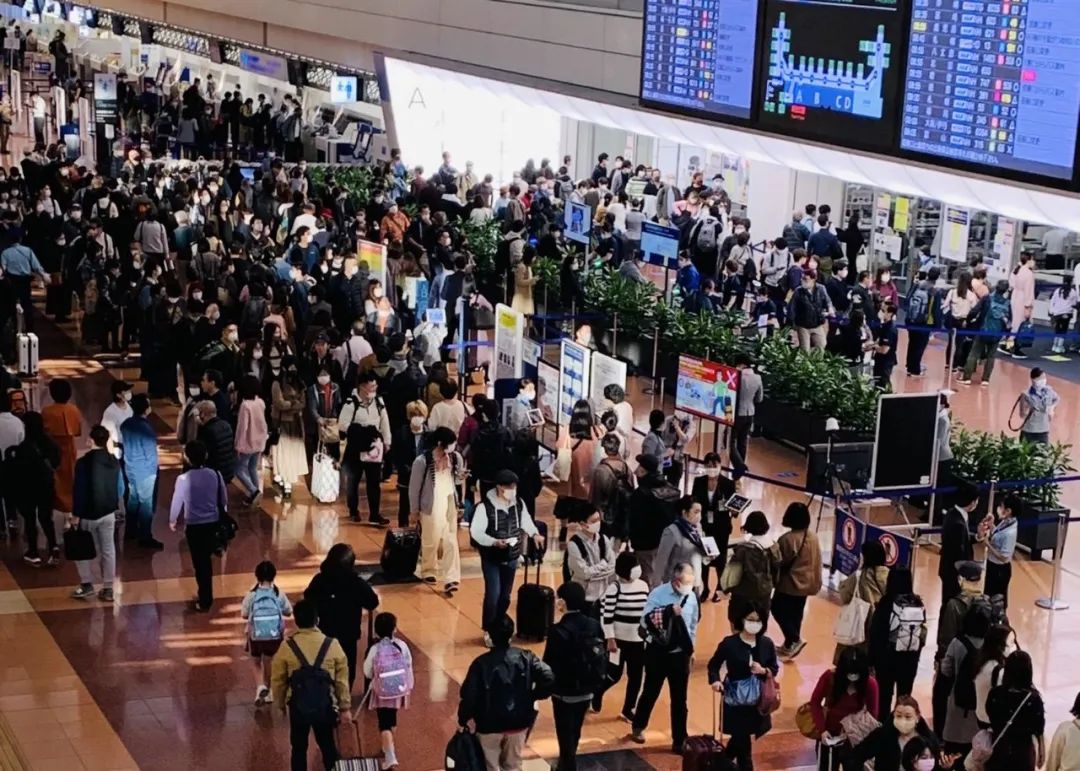 东京连续3天确诊人数超500!三连休的第一天机场满屏幕都是人