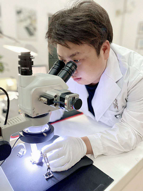 寺库鉴定师张昕:二十年苦练,只为练就一副火眼金睛