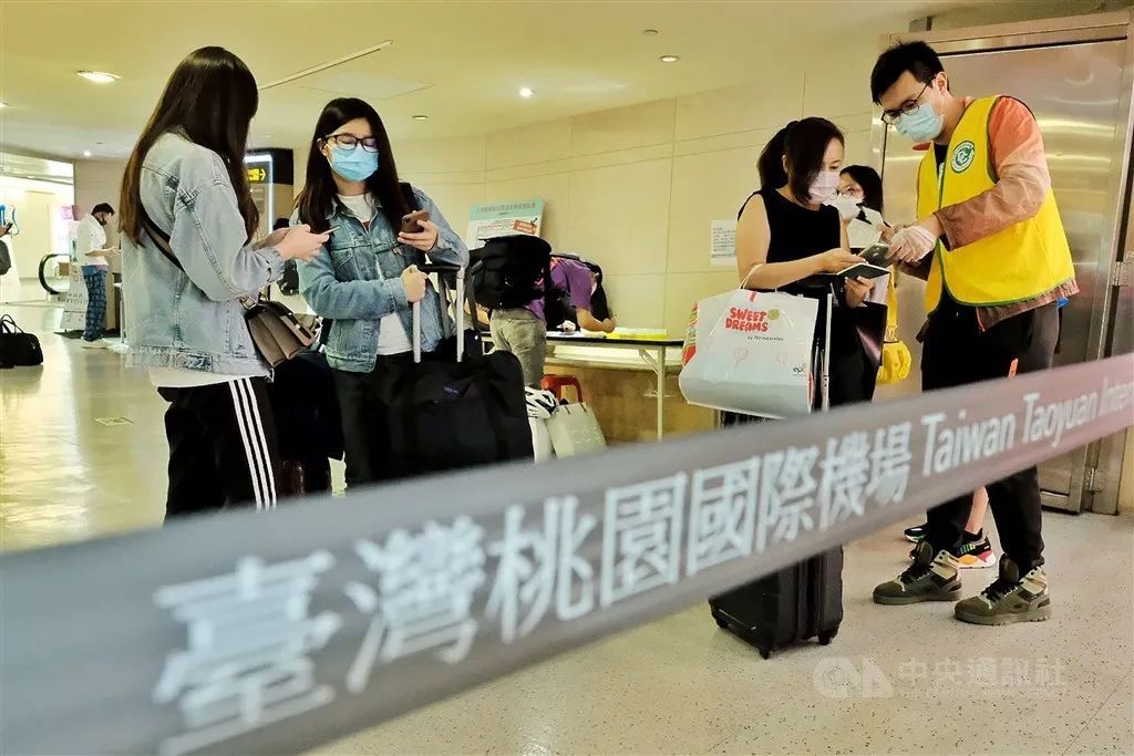 持有台湾居留证的大陆籍子女可以申请返台,并由父母陪同,入境后须依