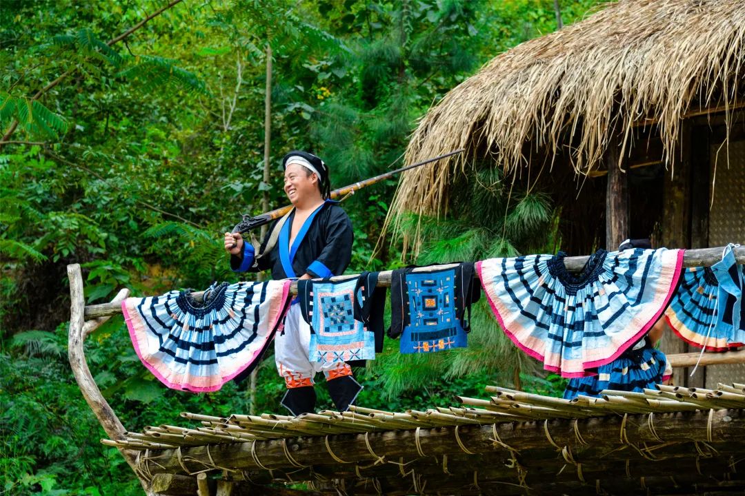 据悉,近年来,荔波县深入挖掘和充分利用白裤瑶族独特的铜鼓文化,建筑