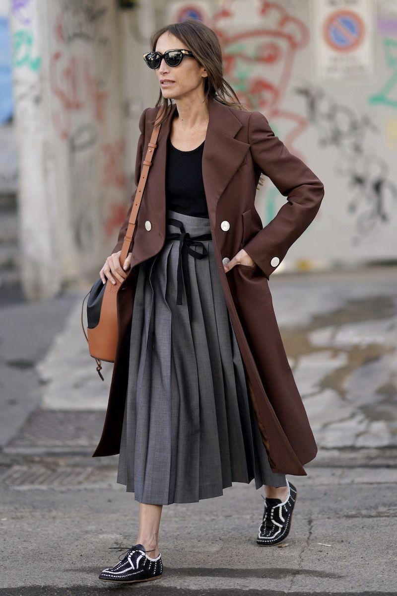 棕色的大衣搭配灰色的迷笛半身裙,在配件上互相呼应,是不是有一种优雅