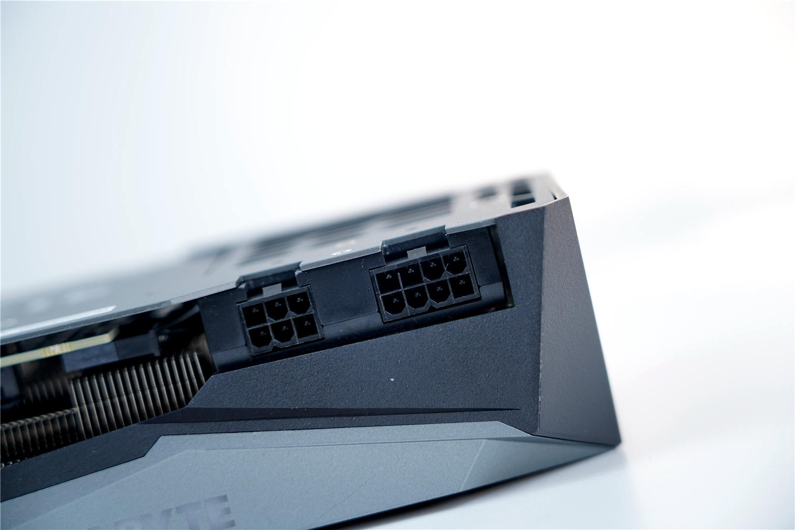 再来看看显卡的接口,2个dp 1.4与2个hdmi 2.1接口足够用了.