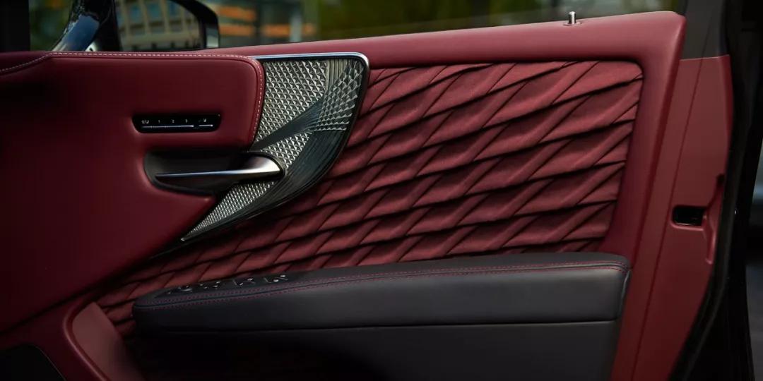 比如内饰门板上的褶皱叫"鹤羽折布",玻璃雕花叫"凌光切子".