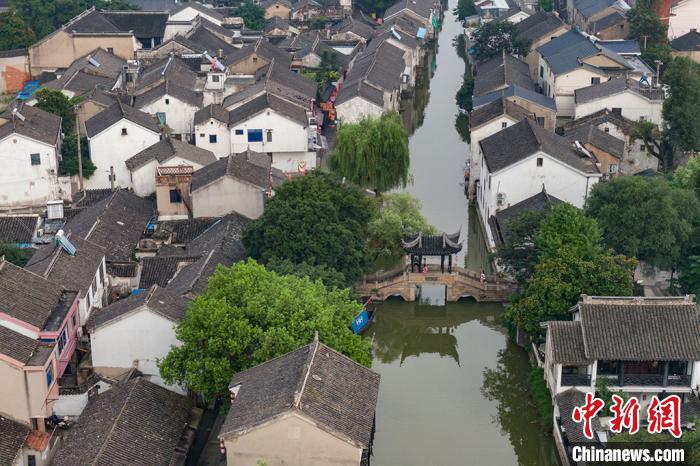 从空中俯瞰,小河上的桥连接着民居 泱波 摄