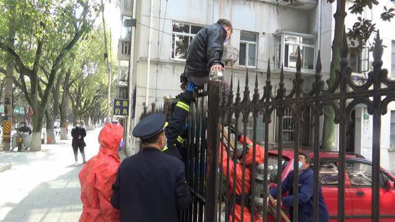 上海一老人没带出入证 翻小区铁栏卡20分钟后被救下