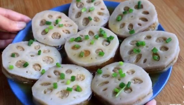 分享莲藕新吃法,藕片夹着肉馅上锅蒸,吃着清淡又爽口