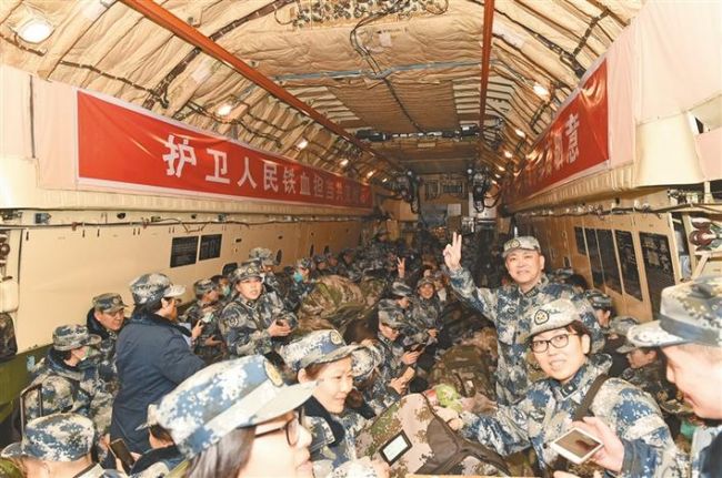 除夕夜出征夜空军军医大学143名医护人员驰援武汉抗击疫情