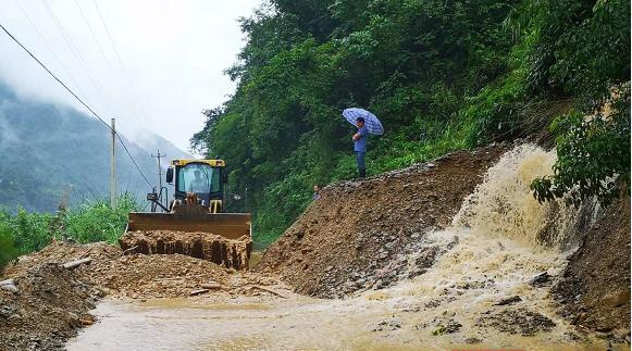 石门壶瓶山镇路段塌方积极抢修水毁公路