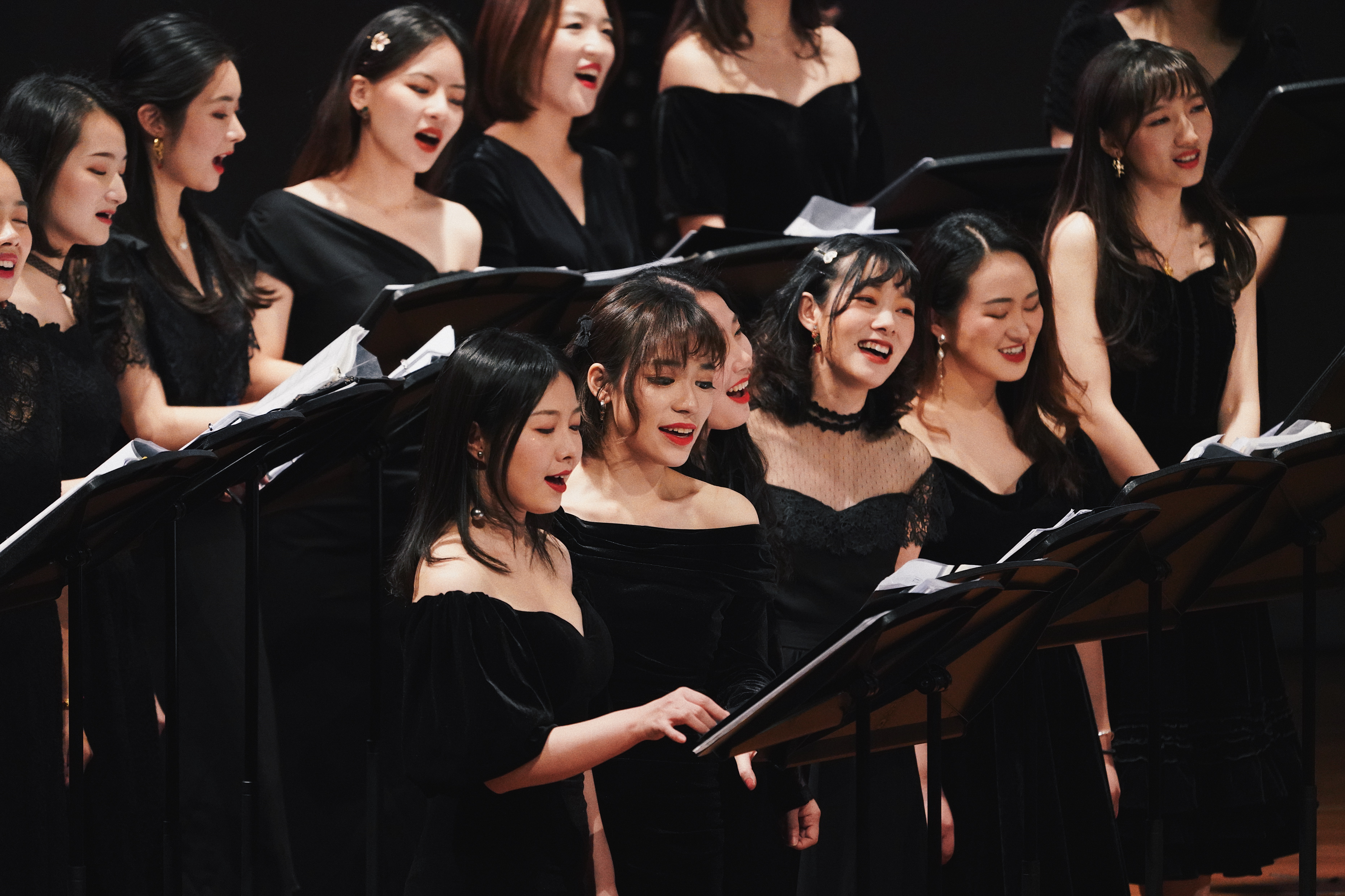 炙热团王彩虹合唱团不再刻意幽默只想温柔衰老