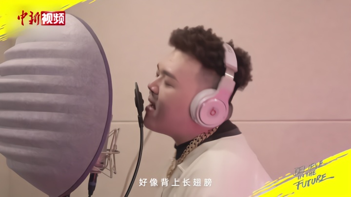 艾福杰尼演唱歌曲《葡萄架下的篝火》 致敬医护