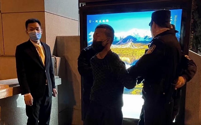 北京国贸地铁站一女子突遭陌生男子搂抱拖拽 警方介入