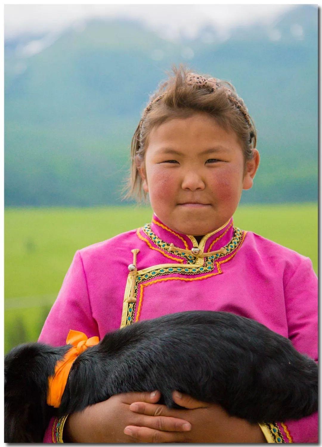 见到我们到来她表现得腼腆而好奇,不拒绝和陌生人合影.