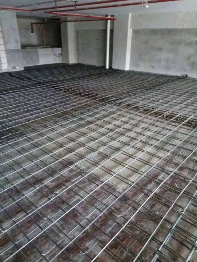 农村盖自建房,师傅:上下层钢筋少了马凳筋,楼板要拆了重新浇筑