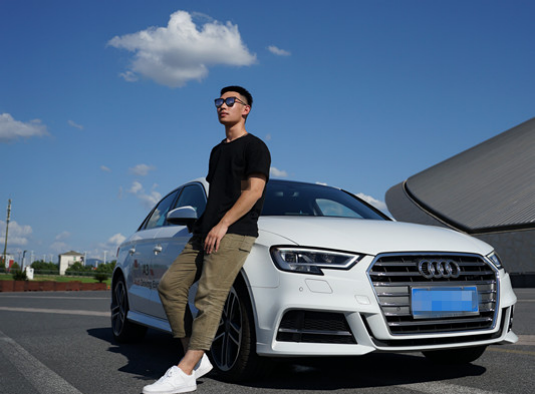 精神小伙喜提人生第一辆车奥迪a3