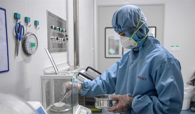 药厂车间忙生产 保障抗病毒药品供给