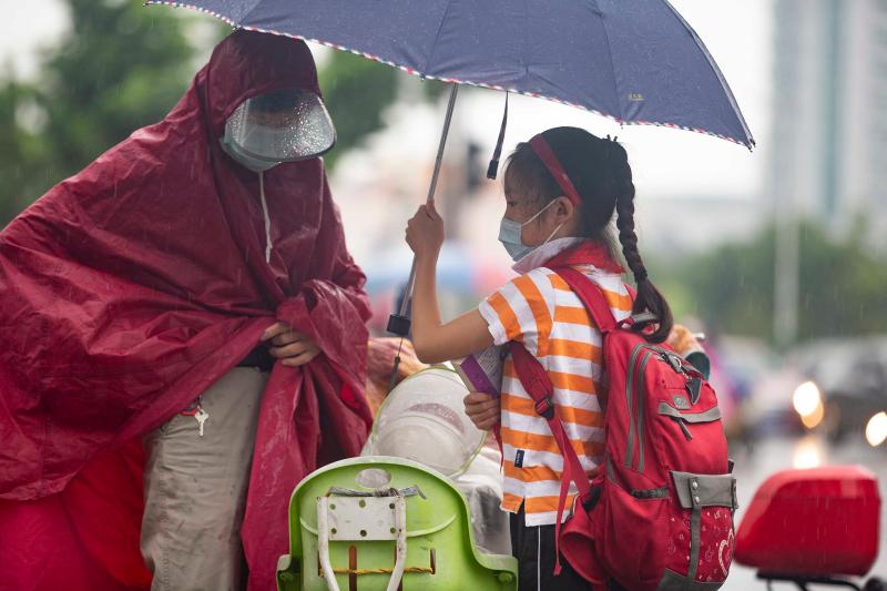 6月29日,上海一大清早就暴雨倾盆,给上班和上学的人带来出行的不便.