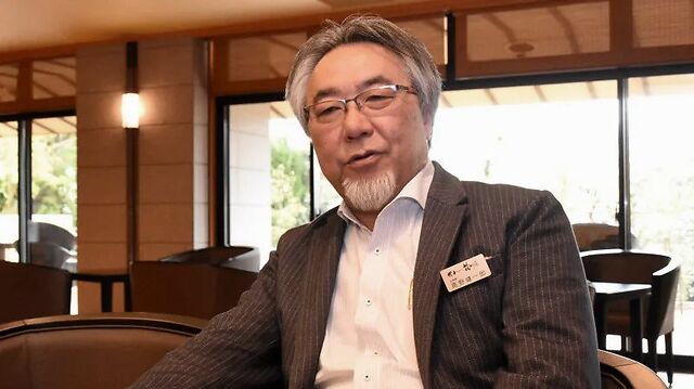 大津市温泉旅馆「びわ湖花街道」的社长高野健一郎一边叹气一边说: "