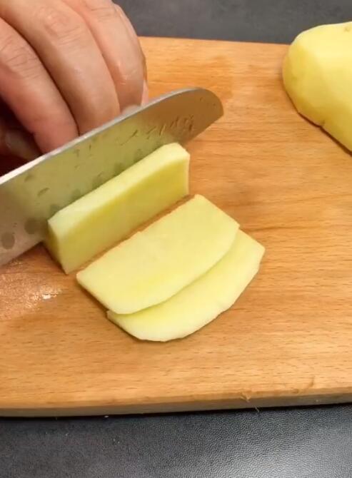 2,锅中烧适量水,大火烧开,水开后下入切好的土豆块,煮2分钟后捞出沥干