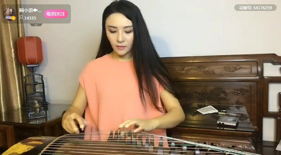 张桐语,网名"琴魔桐小语",2017年8月在"花椒直播"开始直播古筝弹奏,后