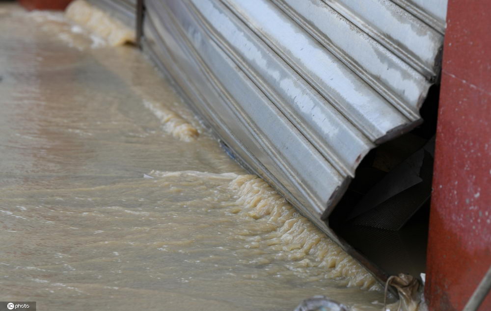 2020年6月13日晨,重庆市酉阳土家族苗族自治县遭受暴雨袭击,道路大量积水导致酉龚路铜鼓地段交通短时中断,农田被淹,农舍渗水。
