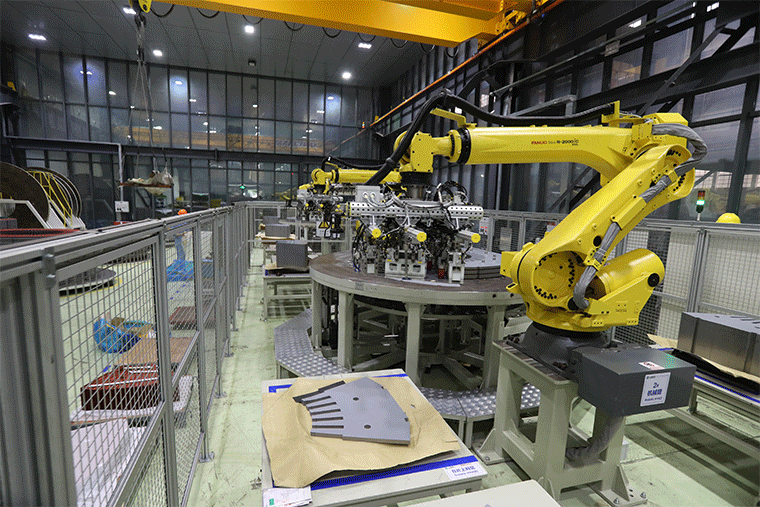 技术人员正在调试转子铜排自动生产线.自动化生产的待制线圈.