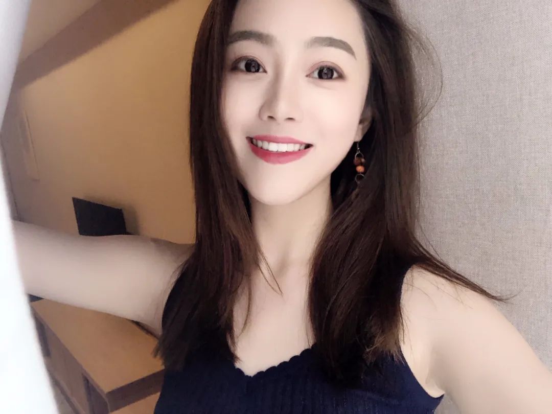 一众美女主播登场她还是一名勇士球迷