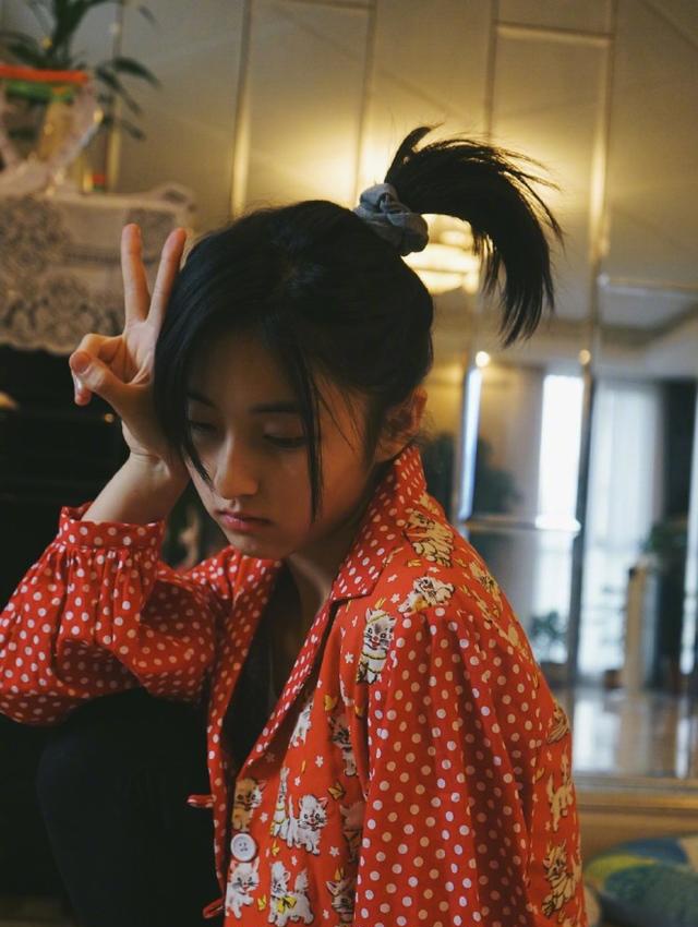 张子枫参加艺考,扎丸子头素颜出镜,表演成绩接近满分