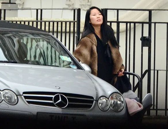 洪婷兰在国内的中学同学透露,她上中学的时候就相当出位,喜欢穿奇奇怪