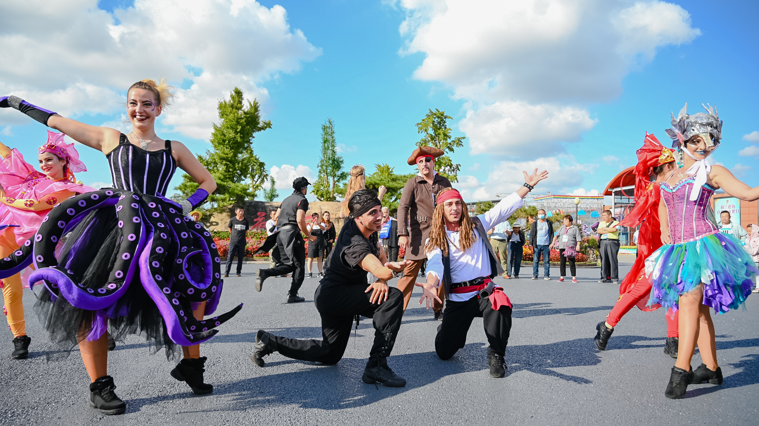 除了荷兰花市繁忙的花卉交易外,上下午各一场的花车巡游,外籍演员巡演