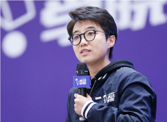 人民日报评论 隔空喊话后,邱晨致歉:关闭社交账号,退出公众视野