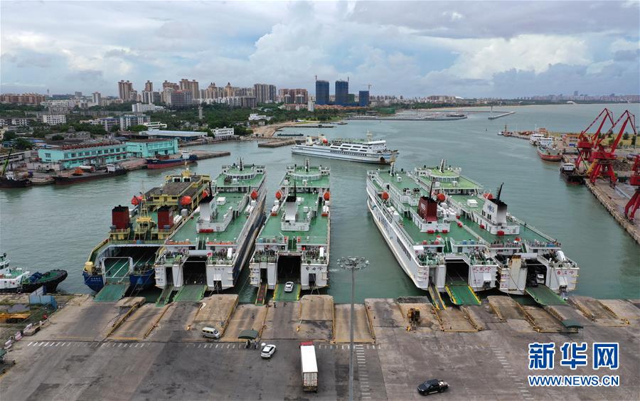 9月17日,几艘客滚船在海口秀英港轮渡码头装船.