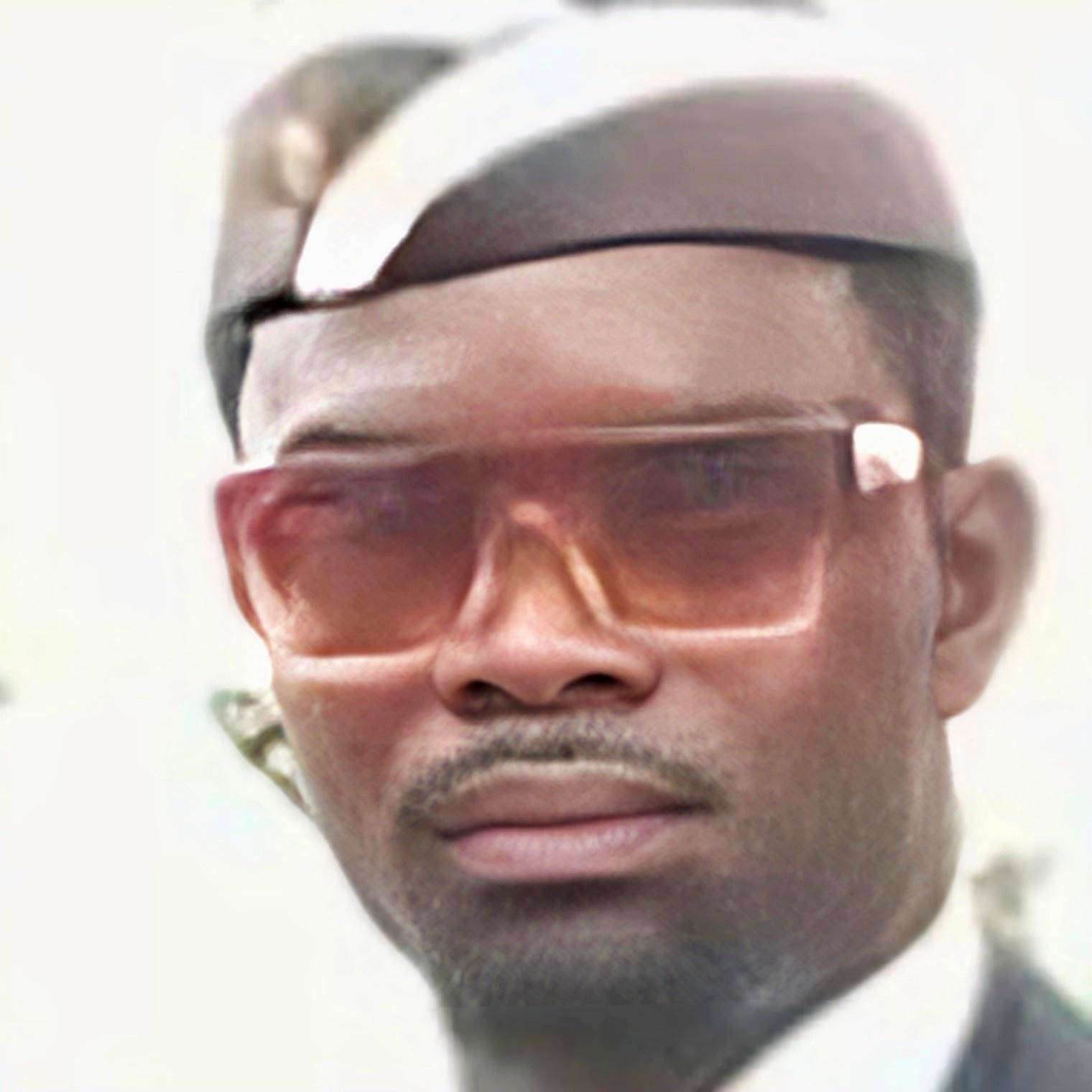 等待手机自动修复过后,这张"尼哥"照片就被十分清晰地还原了出来.