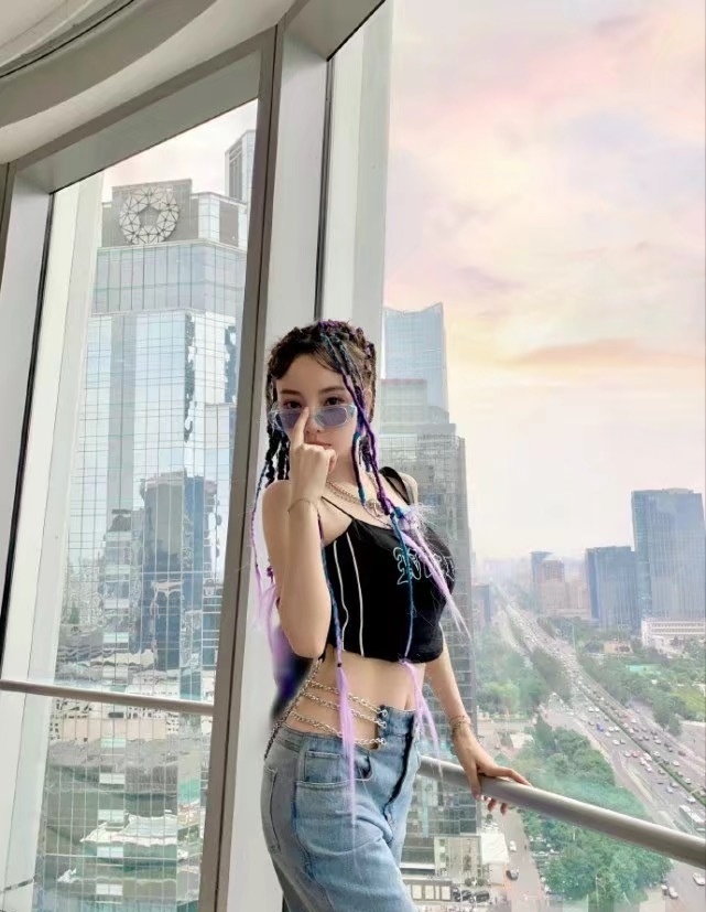 性感热辣李小璐脏辫造型链条牛仔裤秀马甲线