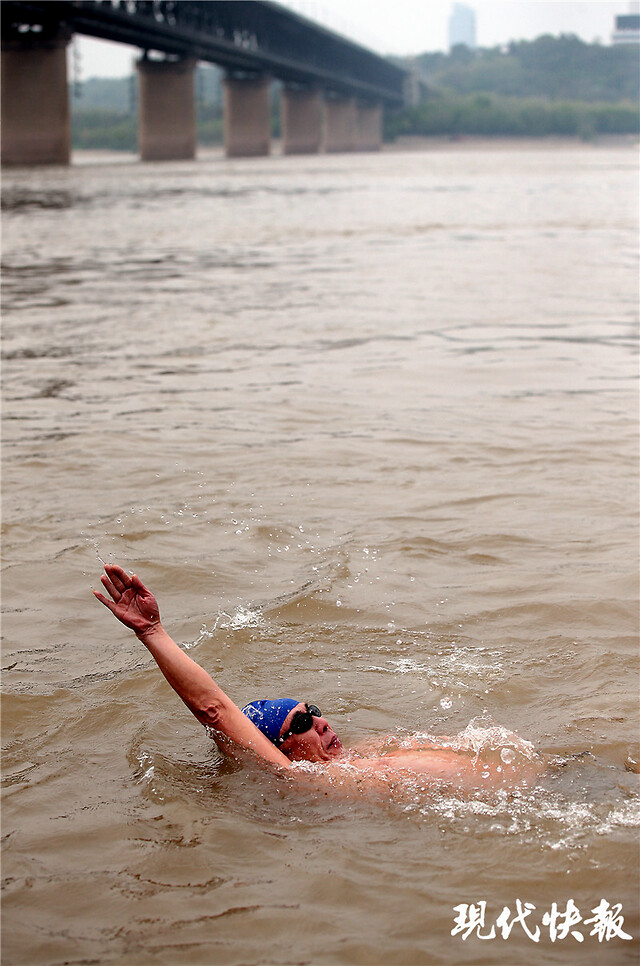 武汉归来|极目楚天舒!长江又见游泳爱好者