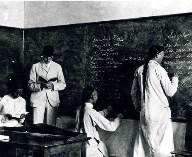 很多人认为,中国历史上第一所官办外语学校是京师同文馆.