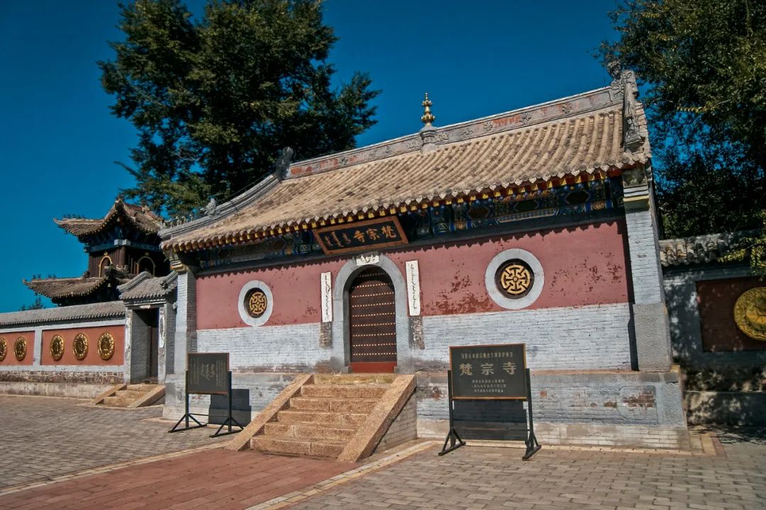 翁牛特旗梵宗寺及寺内壁画,此为汉式建筑的藏传佛教寺院.