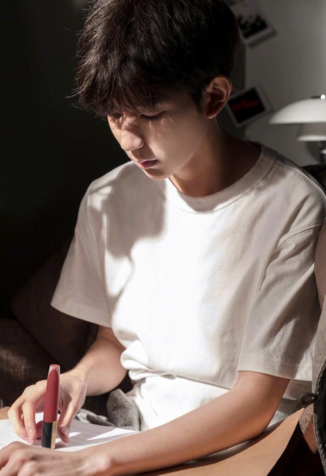 王源纪录片展现留学日常,波士顿街头扛大米很有范儿__凤凰网